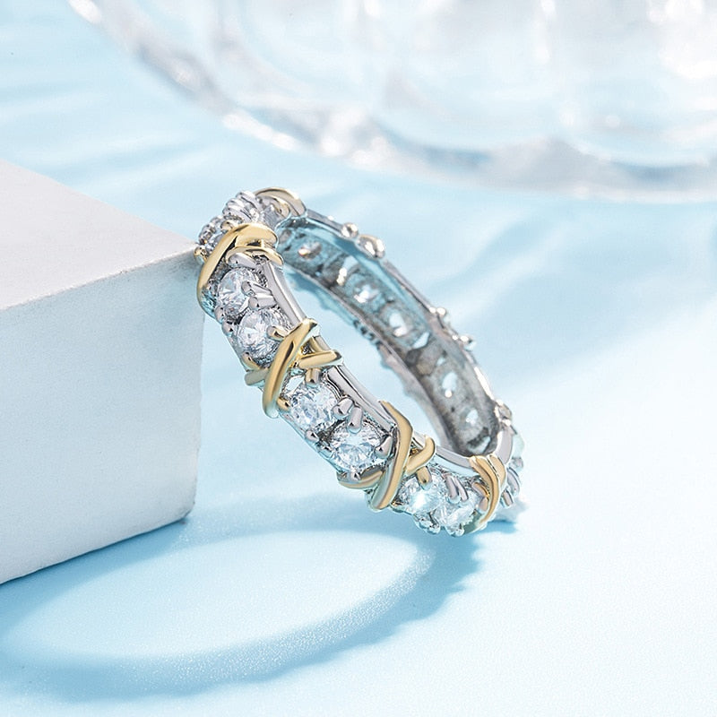 EternaGlow - Gullbelagt ring med strålende design for evig kjærlighet