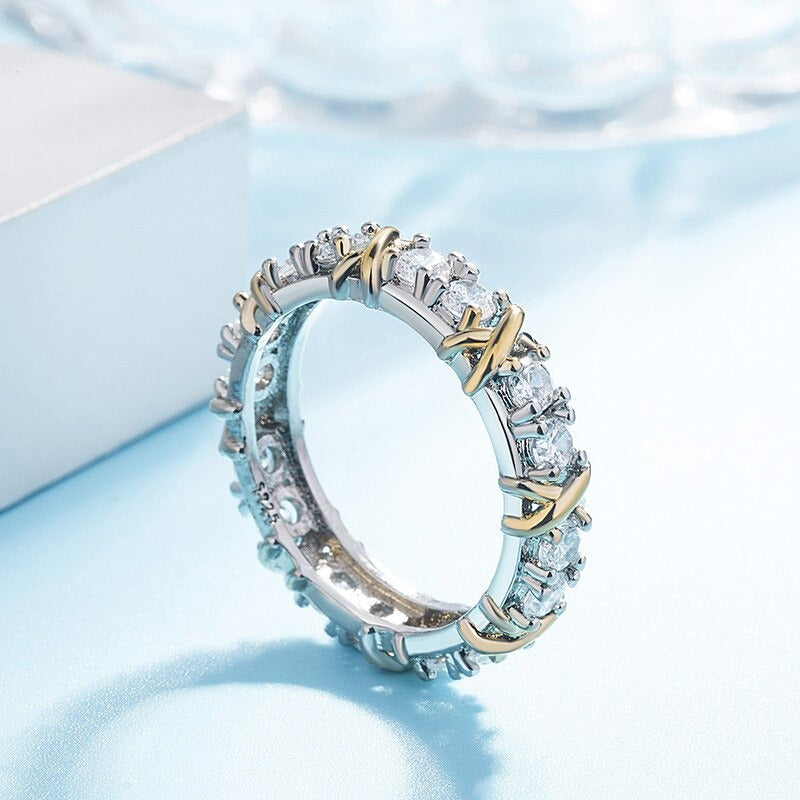 EternaGlow - Gullbelagt ring med strålende design for evig kjærlighet
