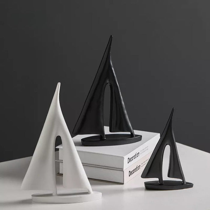 SailWhisper – Dekorativ seilbåtskulptur med ren silhuett og minimalistisk uttrykk