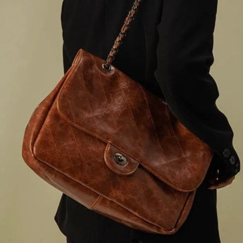 Sanne – Skulderveske med klaffdesign og innerlomme med glidelås