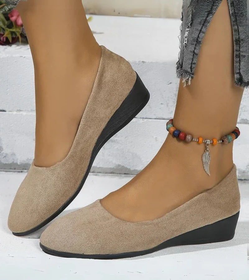 Nina - Loafers med kilehæl med myk finish og Raffinert design