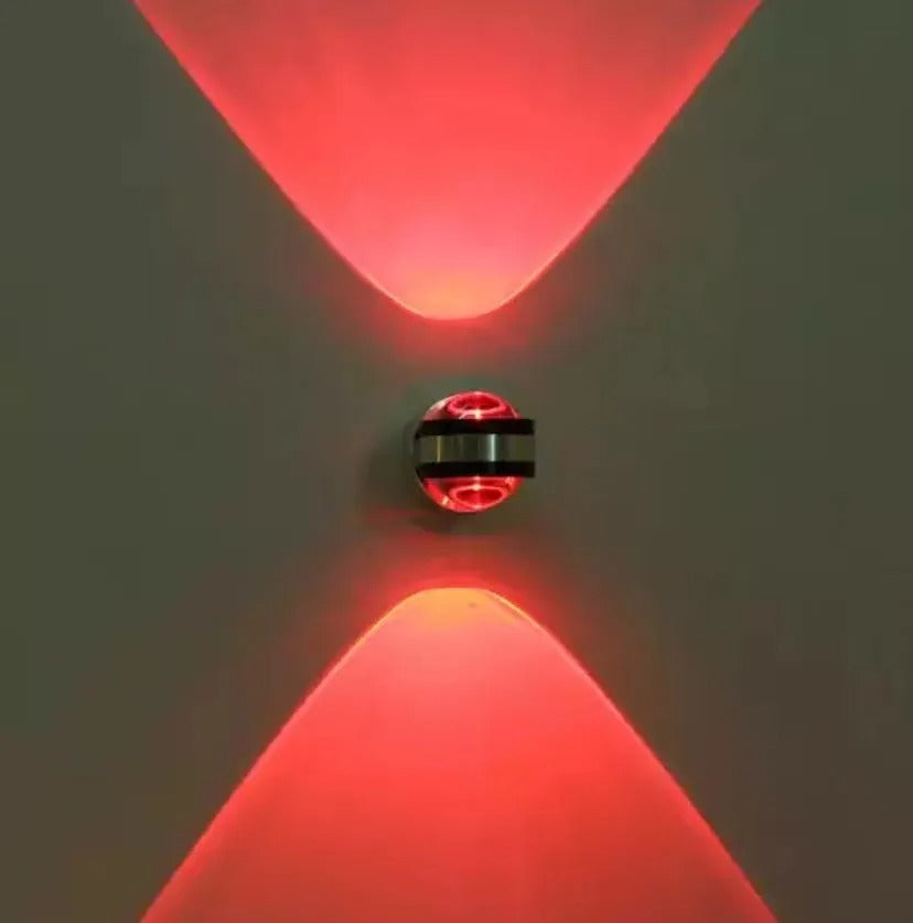 CrystalGlow - Luksuriøs LED-vegglampe i krystall for elegant interiør