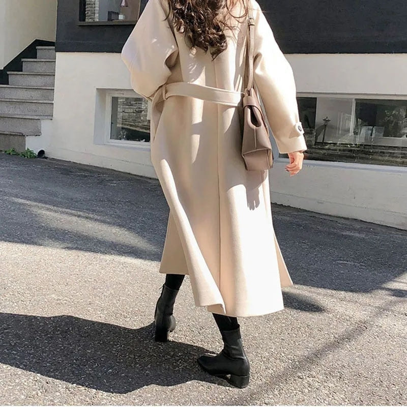 Laura - Langermet trenchcoat med slagkrage belte og flere lommer