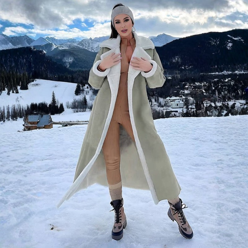 Marthe – Lang kåpe med lommer jakkeslag og lange ermer