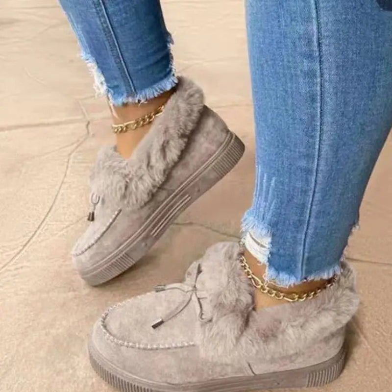 Leona - Rundtå Sko med Dekorativ Frynse og Slip-On Design