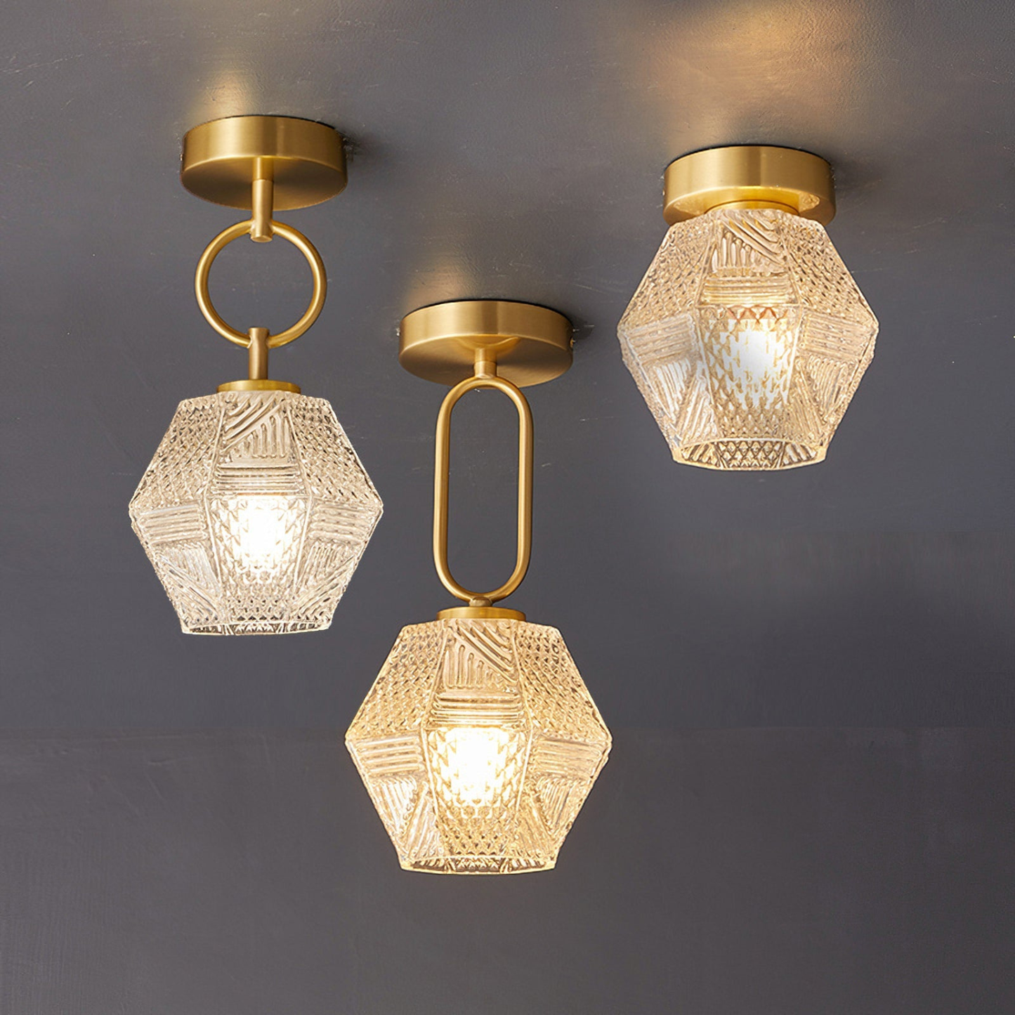 GlowJewel – Messing og Glass Taklampe med Diamantskåret Design
