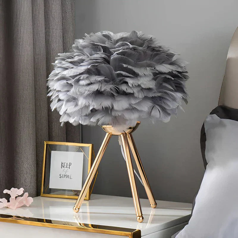 FeatherLuxe - Myk glødende fjærlampe for elegant belysning
