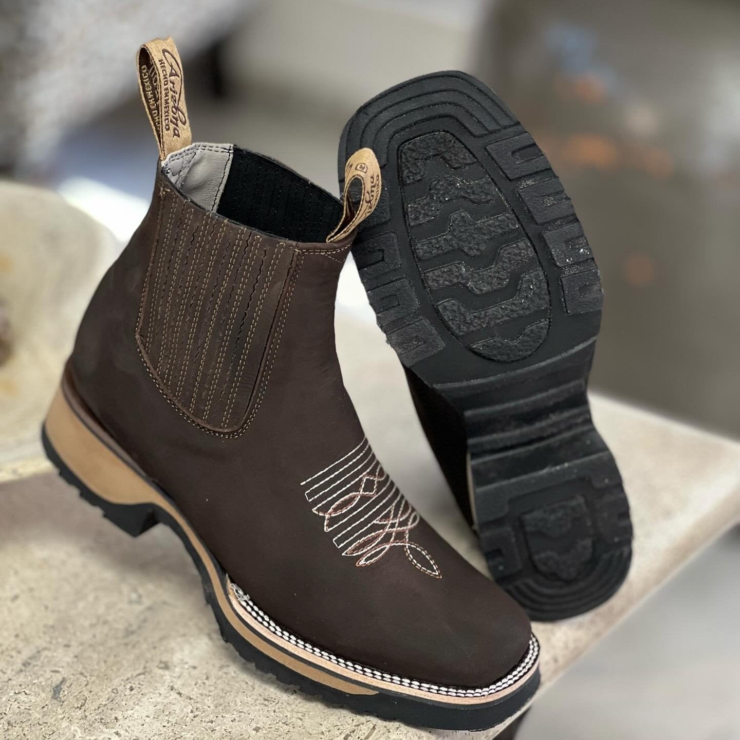 Claus - Elegant Ankelstøvlett med Sklisikker Kraftig Hæl og Unik Broderi