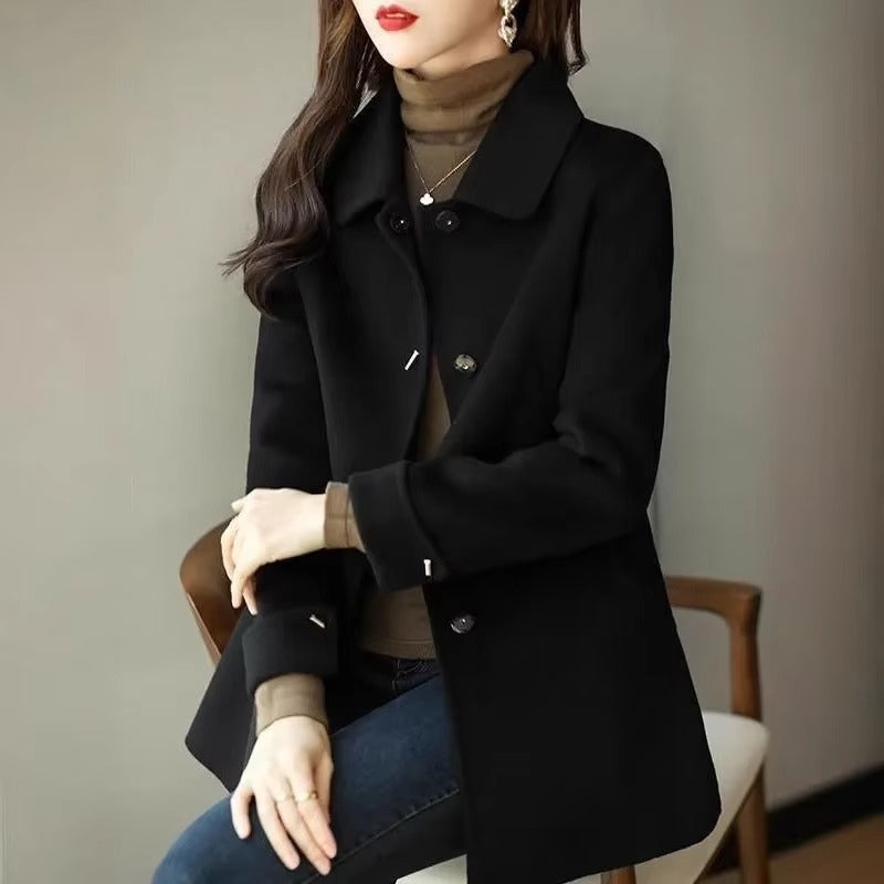 Nora – Langermet Kåpe med Knappelukking og Brettet Krage