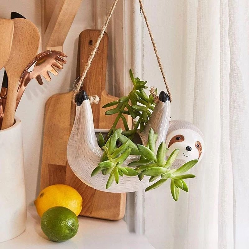 SoftStyle keramisk hengende planteholder med dovendyr-design
