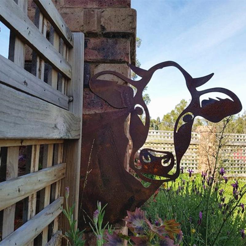 PeepCraft - Tittende geit Kunstverk for hagedekor