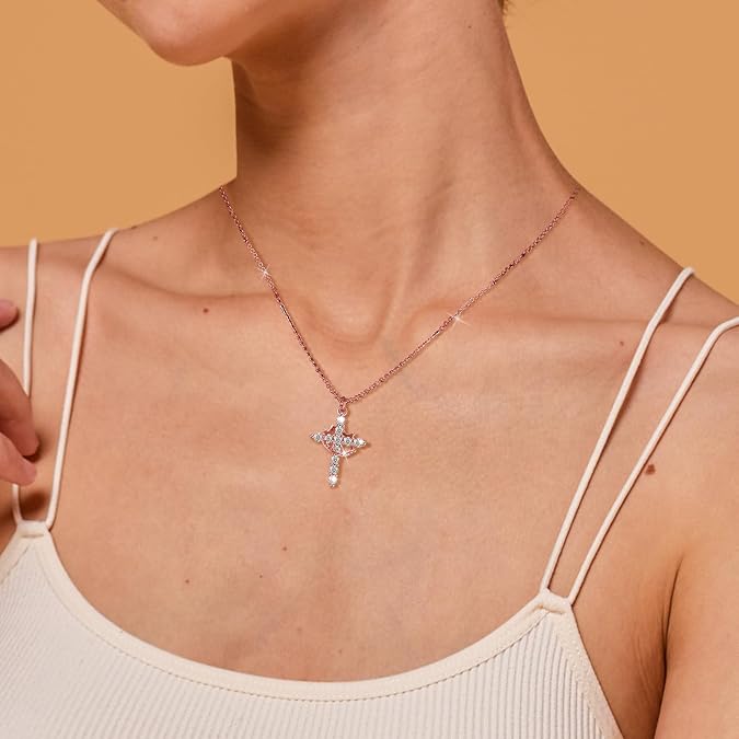 Lily - Elegant anheng halskjede med justerbar kjede og intrikate detaljer