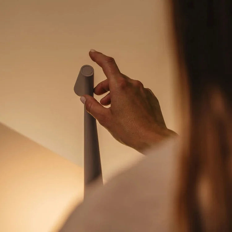 LumaRay – Moderne bordlampe med justerbart hode for allsidig belysning
