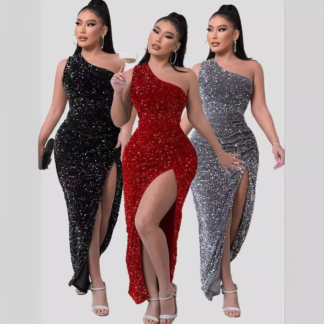 Bianca - Elegant glitterkjole med spalte og åpen skulder