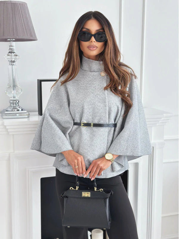 Sienna - Poncho i cape-stil med knapp i halsen og belte i midjen