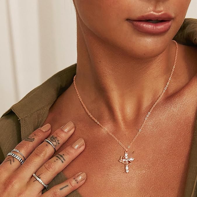 Lily - Elegant anheng halskjede med justerbar kjede og intrikate detaljer