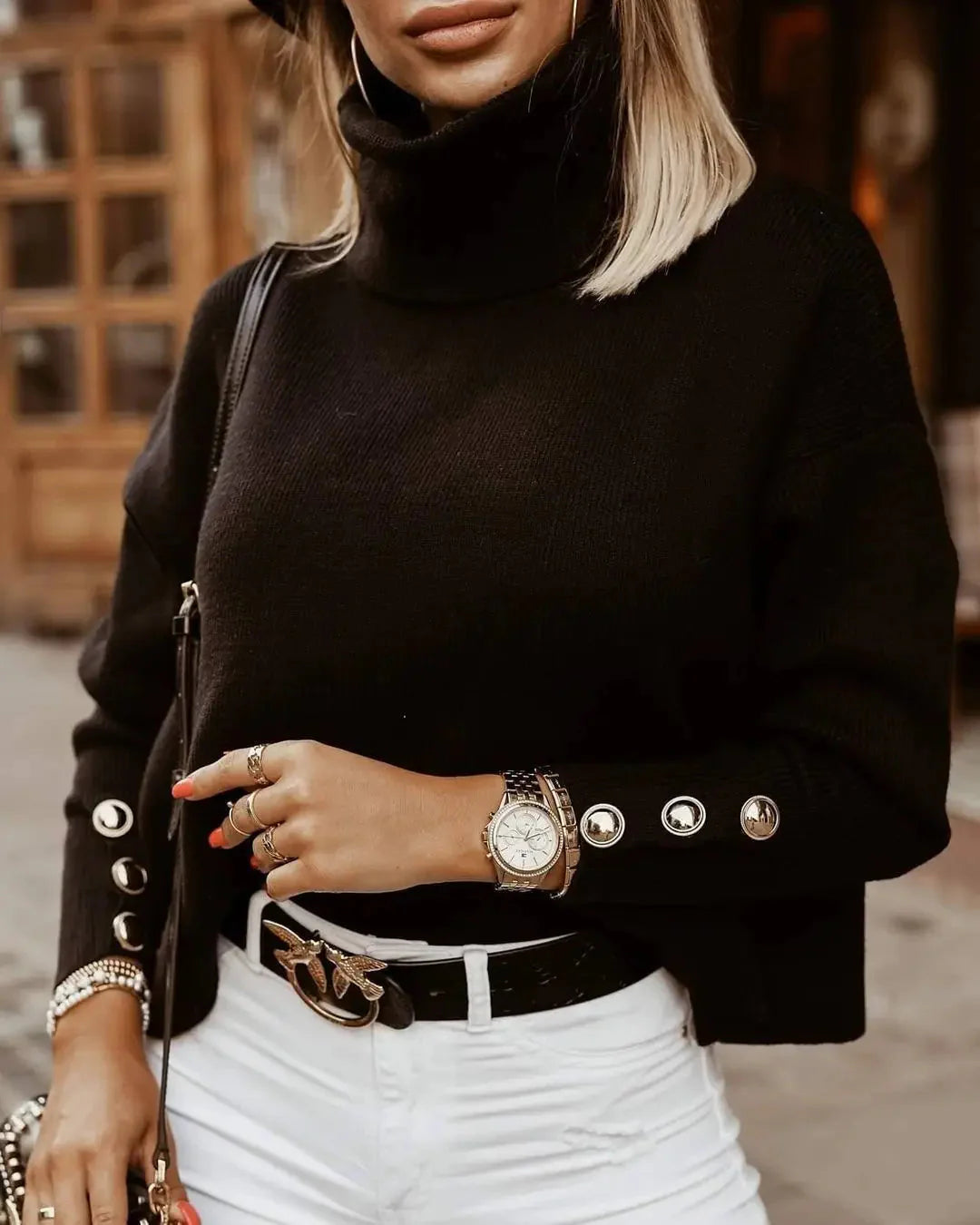 Mia - Kulehals genser med oversized passform og ermer knappedetaljer