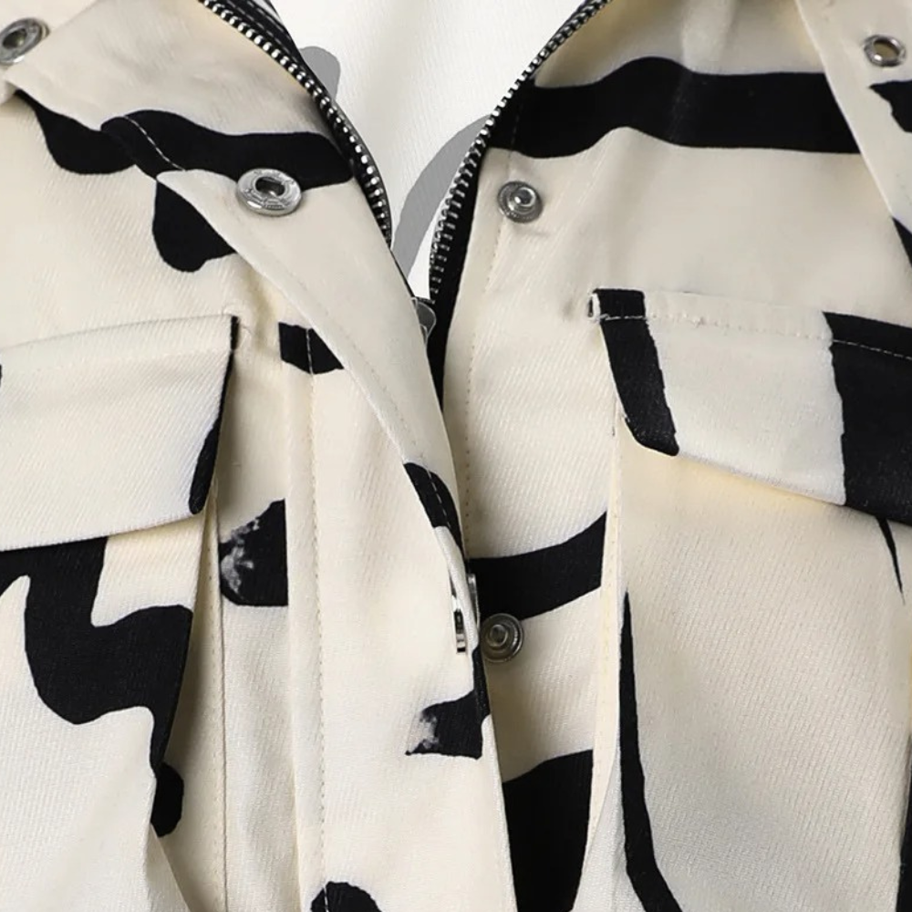 Olivia - Beskåret militærjakke med doble lukkinger