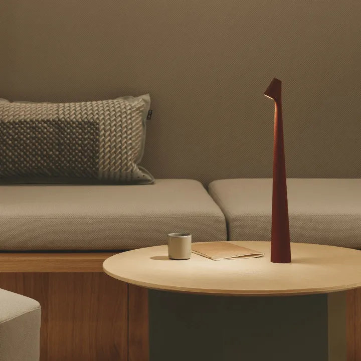 LumaRay – Moderne bordlampe med justerbart hode for allsidig belysning
