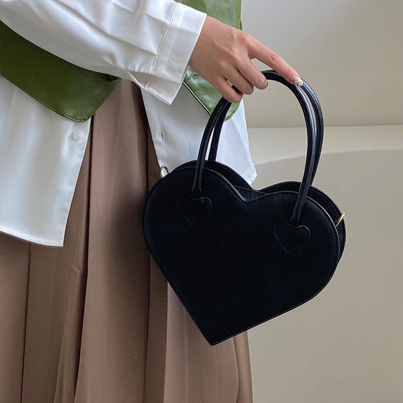 Lilia – Elegant hjerteformet håndveske med praktiske glidelåslommer