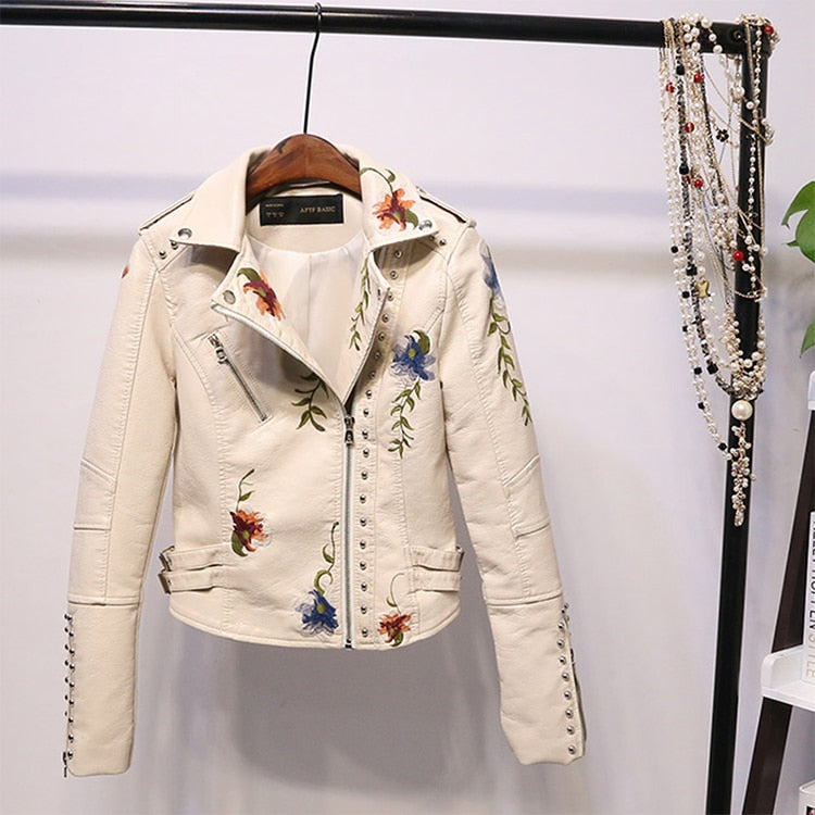 Elizabeth – Stilig jakke med blomsterbroderi og piggdetaljer