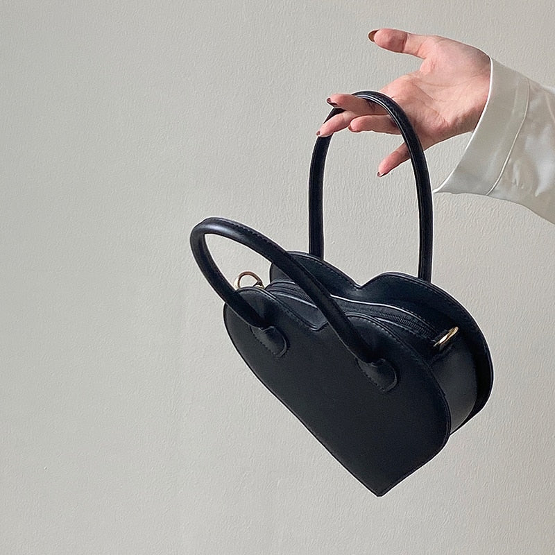 Lilia – Elegant hjerteformet håndveske med praktiske glidelåslommer