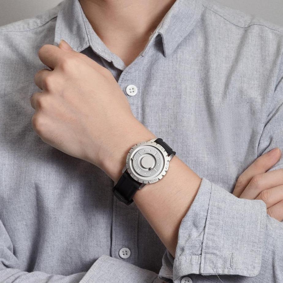 Thomas - Kuleklokke med nyskapende berøringstidsfortelling og sleek design