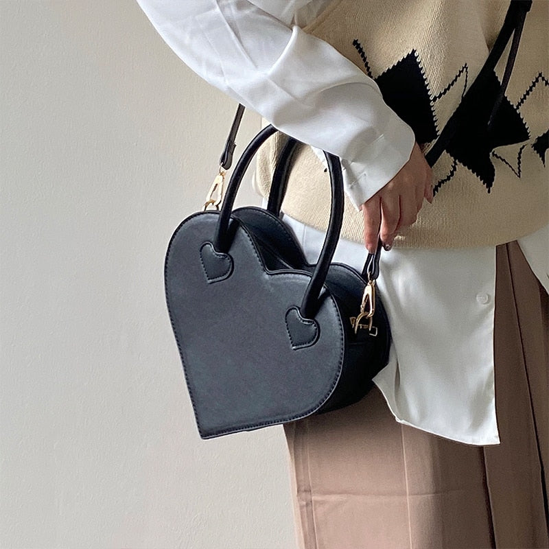 Lilia – Elegant hjerteformet håndveske med praktiske glidelåslommer