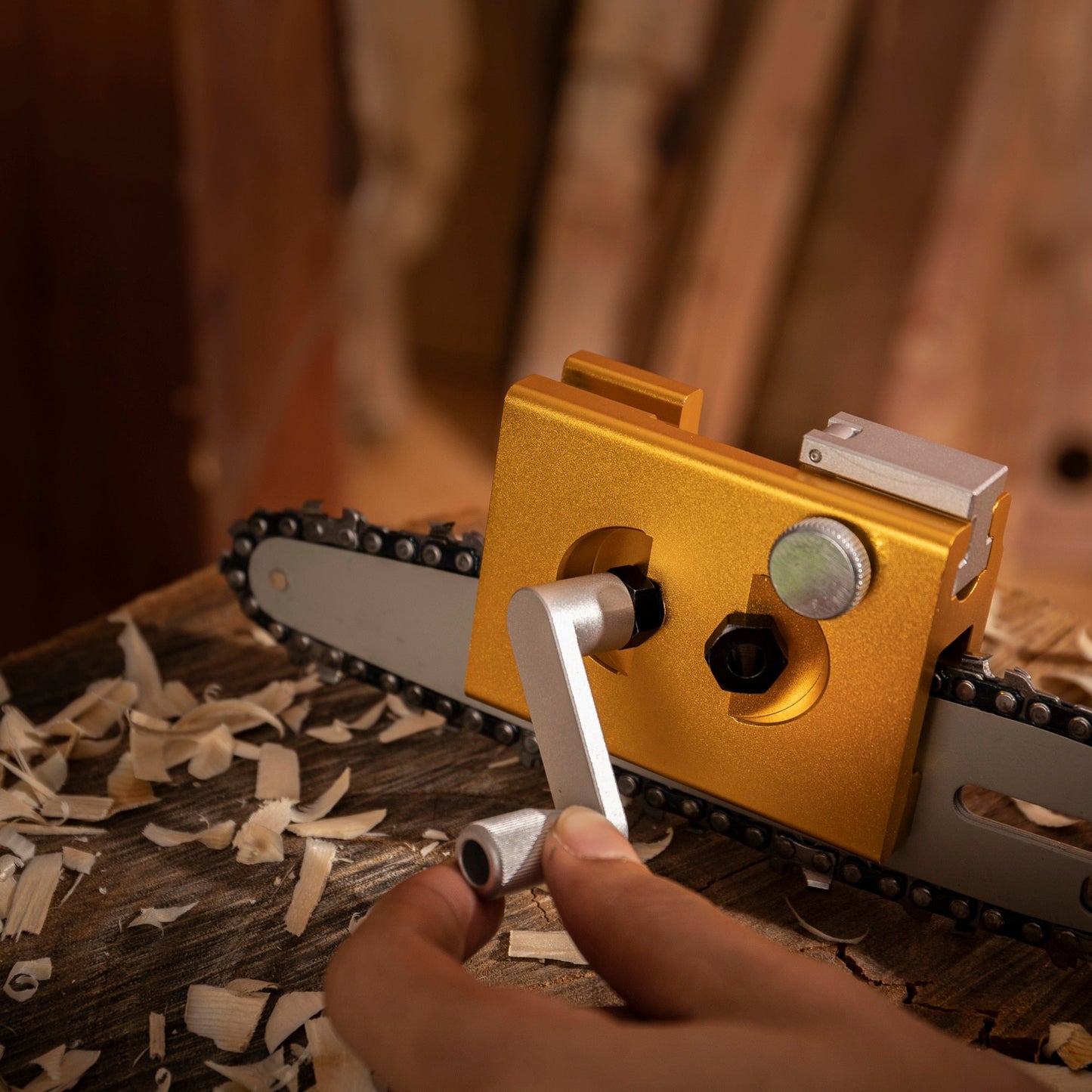 SharpEdge - bærbar motorsagsliper for raskt og effektivt vedlikehold av sagbladet