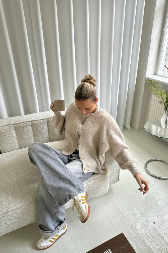 Amara - Elegant cardigan med lange ermer og knapper foran