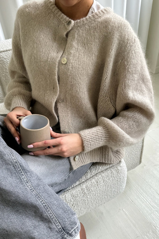 Amara - Elegant cardigan med lange ermer og knapper foran