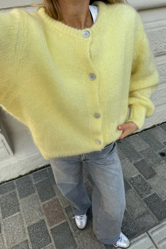 Amara - Elegant cardigan med lange ermer og knapper foran