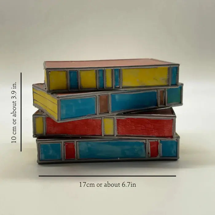 GlowTome - Kunstnerisk boklampe med intrikate glassdetaljer