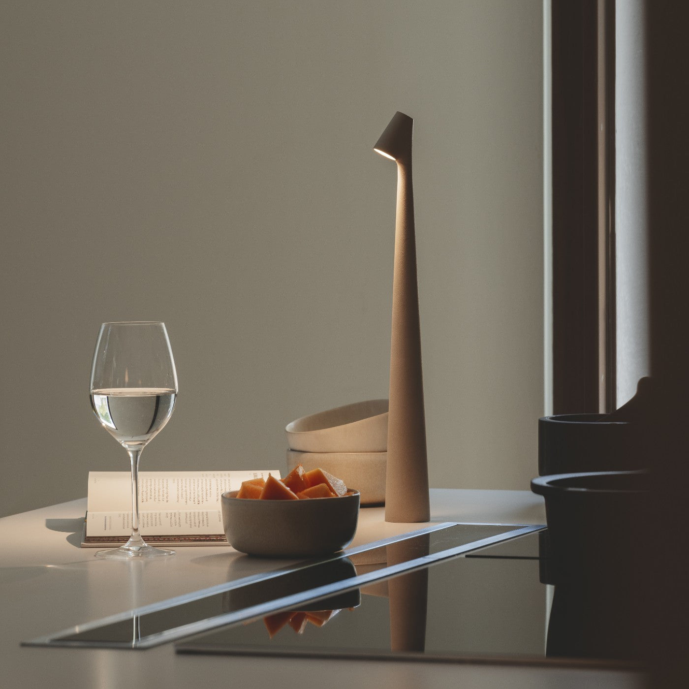 LumaRay – Moderne bordlampe med justerbart hode for allsidig belysning