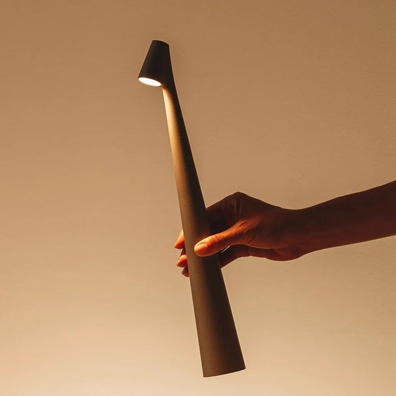 LumaRay – Moderne bordlampe med justerbart hode for allsidig belysning