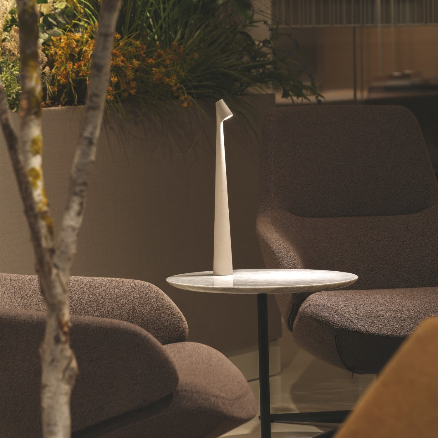 LumaRay – Moderne bordlampe med justerbart hode for allsidig belysning