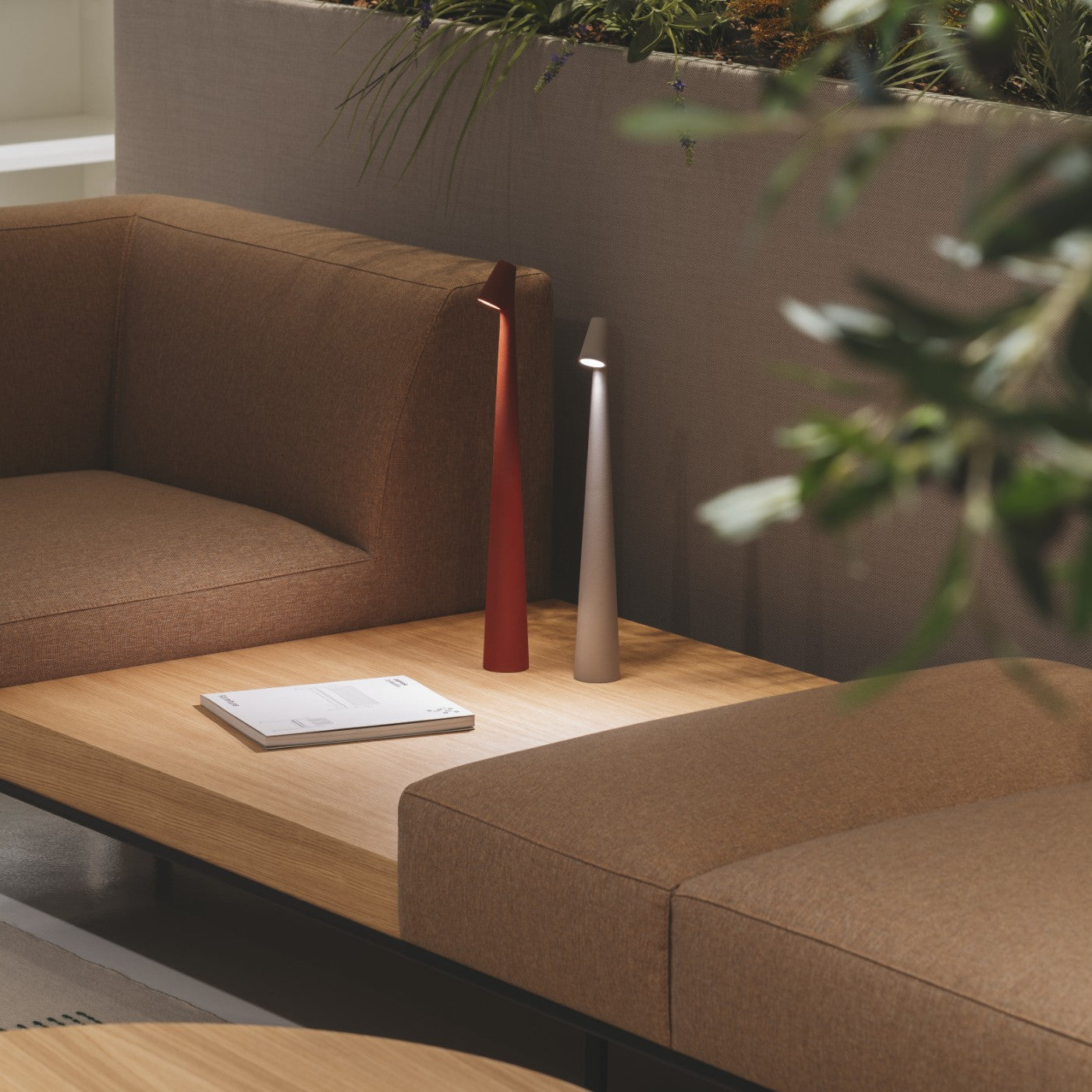 LumaRay – Moderne bordlampe med justerbart hode for allsidig belysning