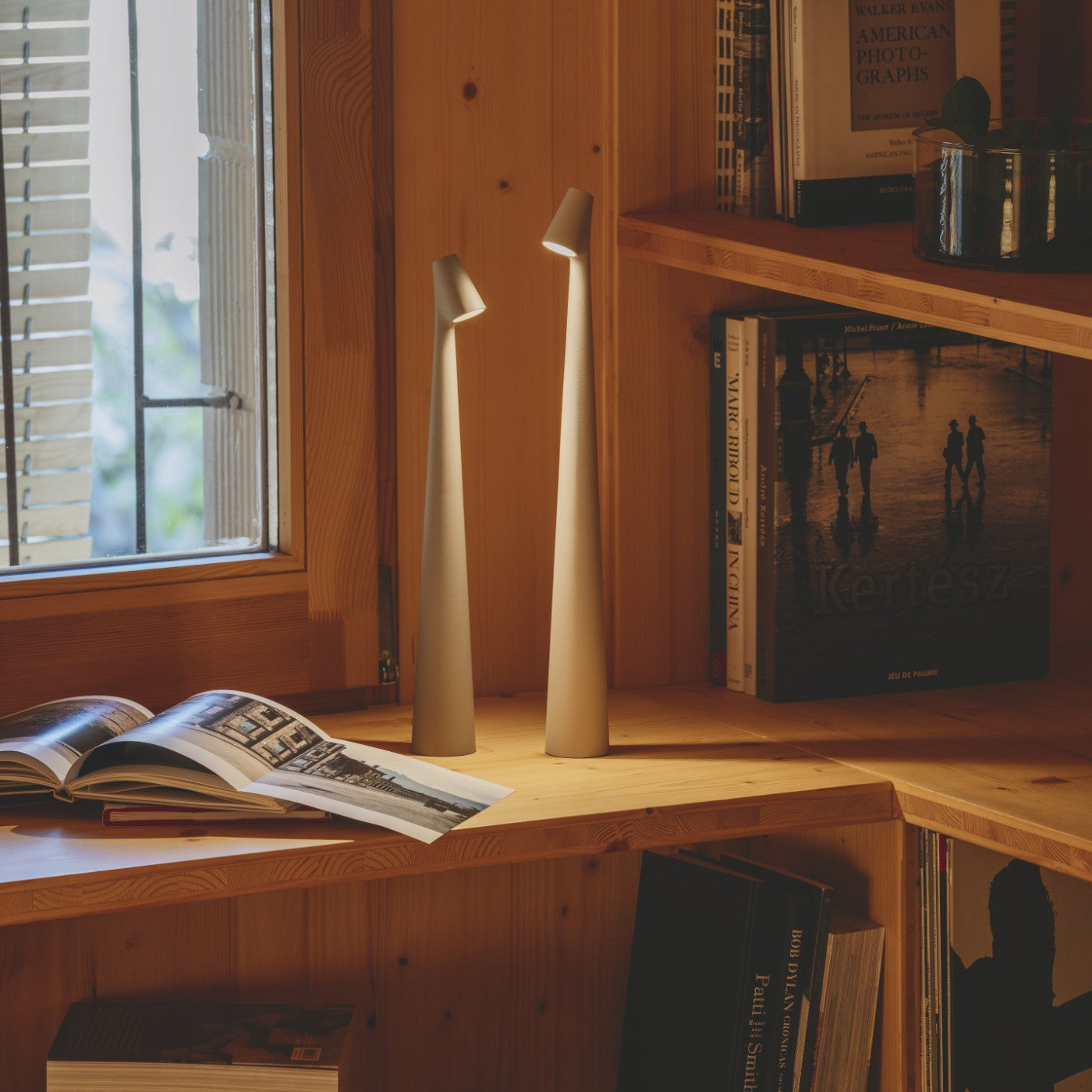 LumaRay – Moderne bordlampe med justerbart hode for allsidig belysning