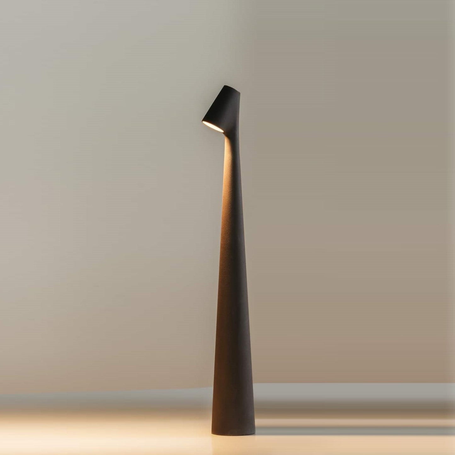 LumaRay – Moderne bordlampe med justerbart hode for allsidig belysning