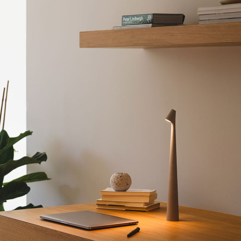 LumaRay – Moderne bordlampe med justerbart hode for allsidig belysning