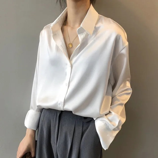 Evelyn - Moderne bluse med klassisk krage og knappelukking