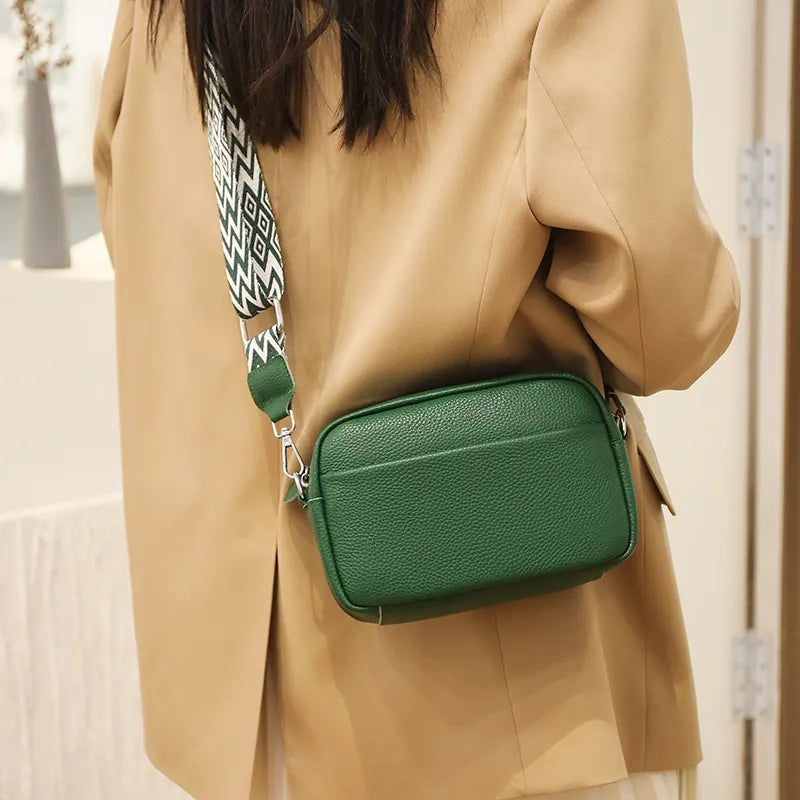 Maya - Kompakt crossbody-veske med justerbar stripete stropp