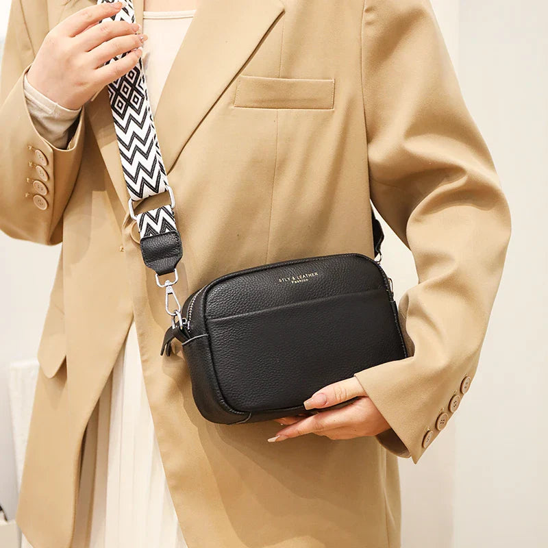 Maya - Kompakt crossbody-veske med justerbar stripete stropp