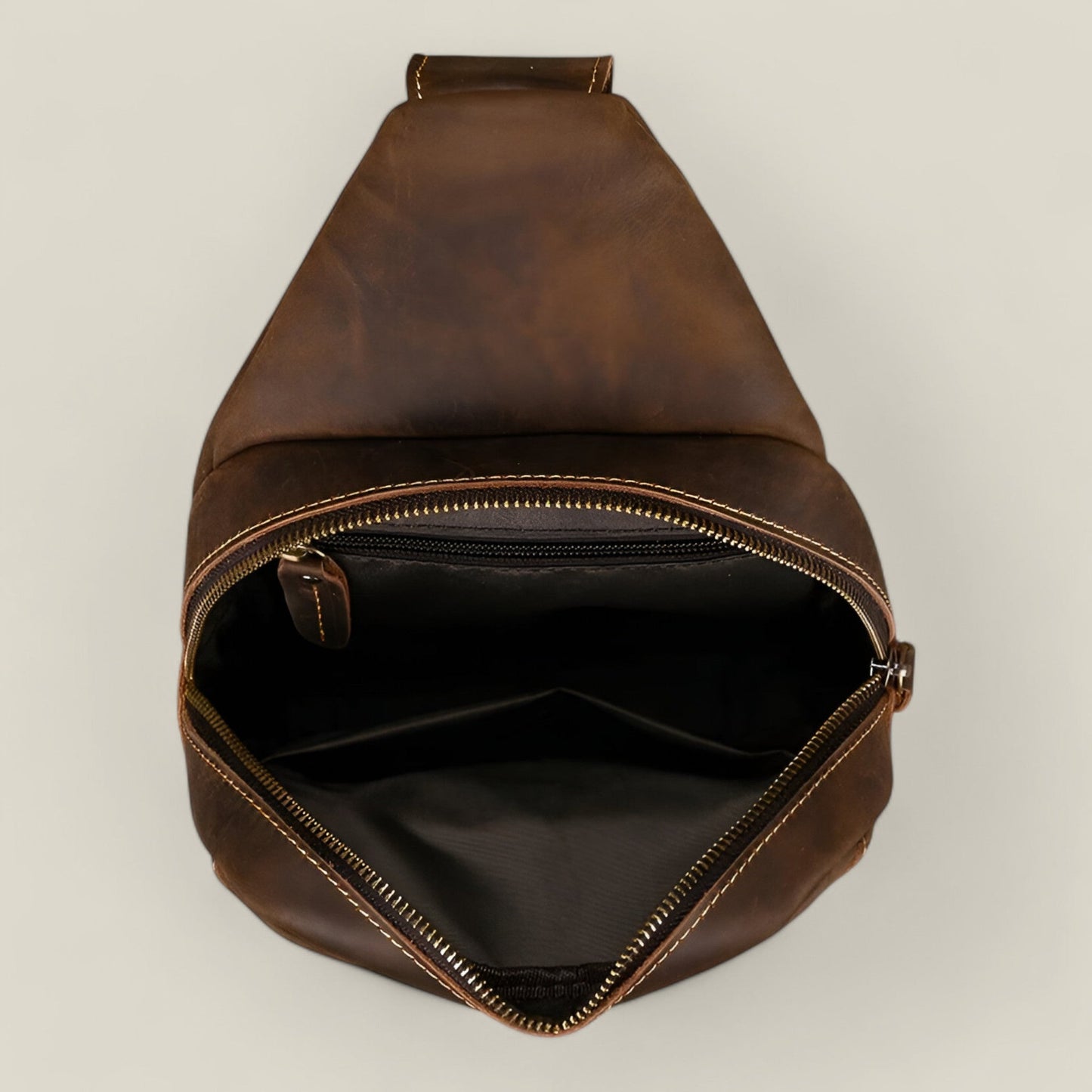 Enzo - Elegant Robust Brystveske med Romslig Kapasitet