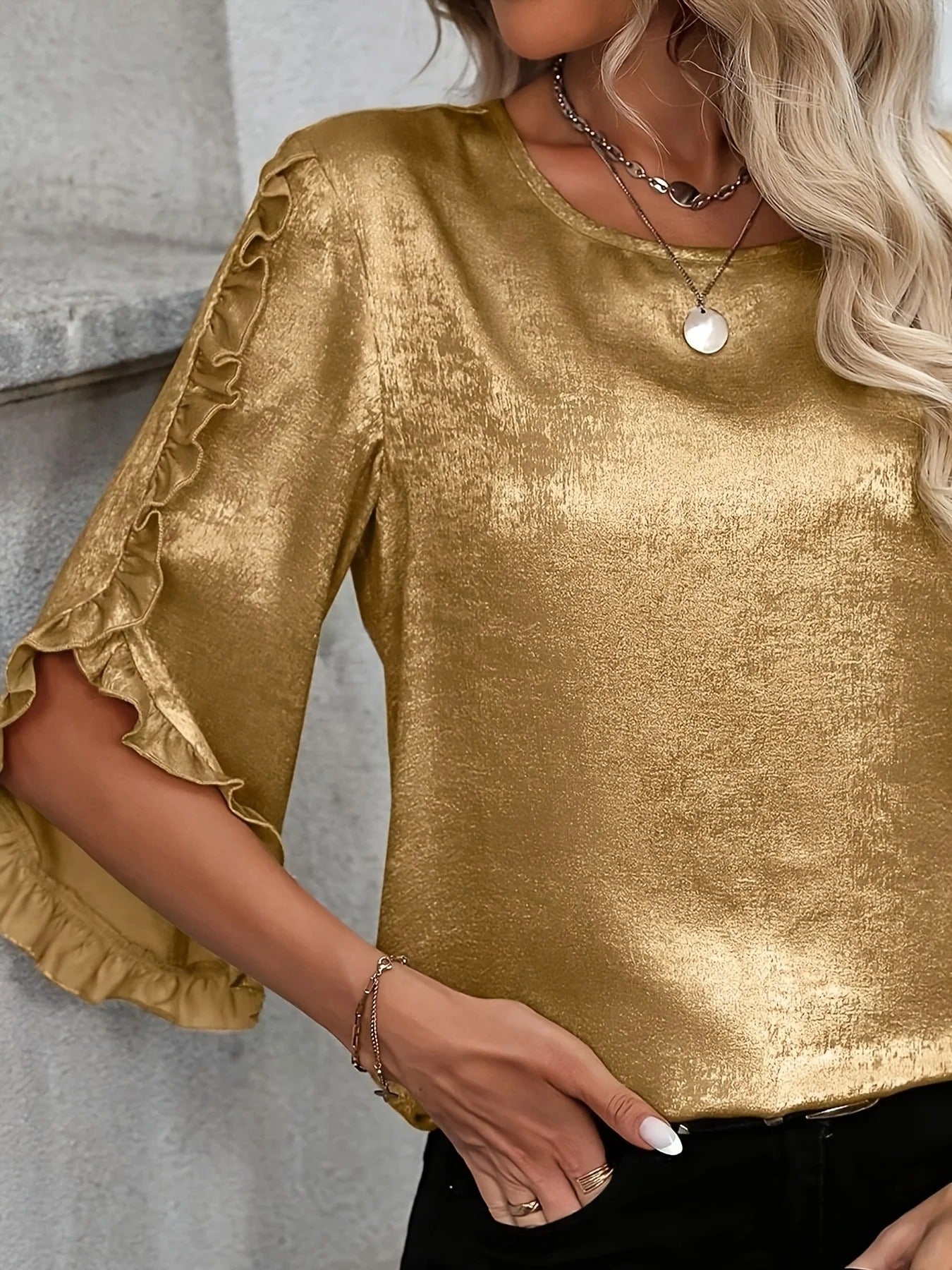 Stephanie - Moderne bluse med volangermer og rund hals