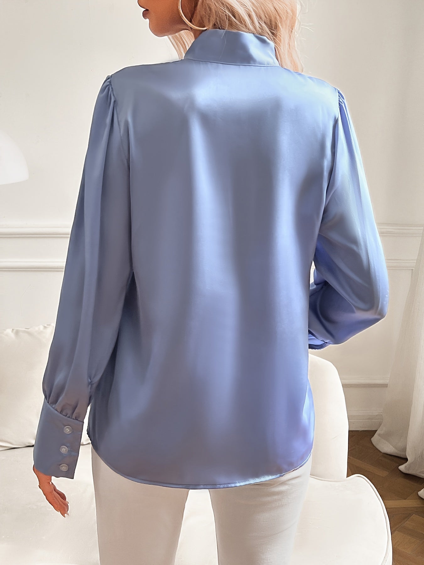 Abigail - Chic bluse med overdimensjonert sløyfe og trendy puffermer