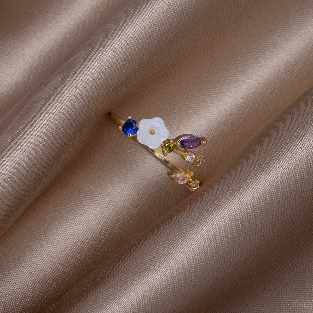 Aria - Sofistikert ring med zirkoniakrystaller og hvit skallemalje