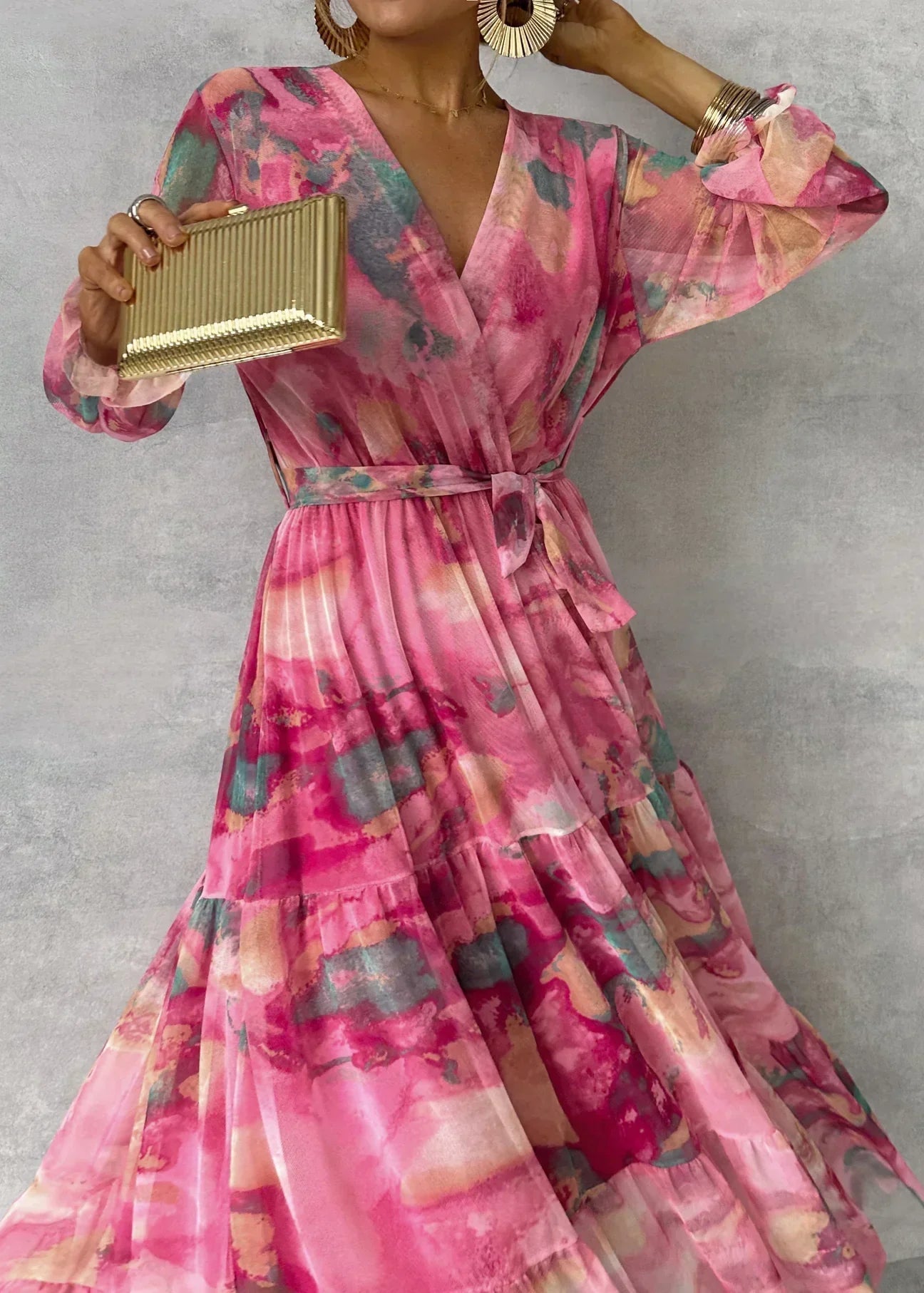 Sophia - Elegant slå-om maxikjole med bindebånd i midjen og sofistikert design med lange ermer