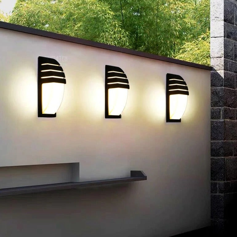 LumeArc - Moderne Utendørs Vegglampe med Elegant Buet Design