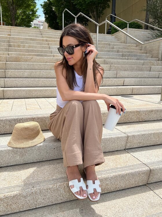 Isla - Stilige sandaler med bred rem og geometriske utskjæringer